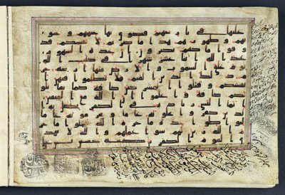 クーフィー体の文字と赤の発音区別符号を含むコーランのページ、9〜10世紀（ベラム）（131331も参照） 作： Unbekannt