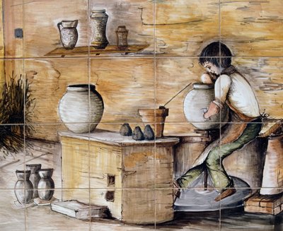 イタリア、シチリア島、サント・ステファノ・ディ・カマストラ、Ceramiche Desuirの手による、陶器作りの場面を描いたマイオリカ製彩色パネル、詳細 作： William M. Timlin