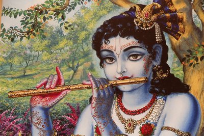 屋外で笛を吹くヒンドゥー教の神クリシュナを描いた絵画。インド 作： Unbekannt