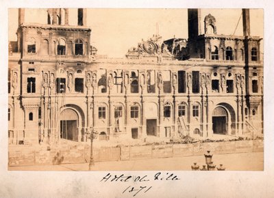 パリ・コミューン（1871年）：1871年5月の火災後のホテル・ドゥ・ヴィルの風景。匿名の写真撮影。厚紙にプリント Dim.15x10 cm 作： Unbekannt
