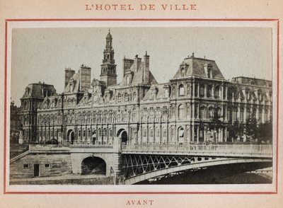 パリ・コミューン（1871年）：1871年5月に火事になる前のパリのホテル・ド・ヴィルの様子。Pierre Pepetitの写真。厚紙にプリント、Dim.9x5,4 cm 作： Unbekannt