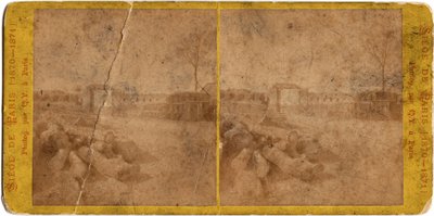 パリ包囲戦（1871年）：1870年9月20日から1871年1月28日にかけてのプロイセンによるパリ包囲戦の際の街の様子。Q.V.の写真。厚紙にプリント Dim.17x6,9 cm 作： Unbekannt