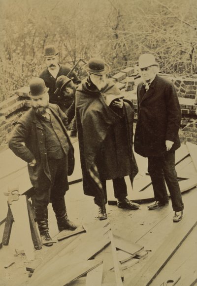 フィリップ・ウェッブ（1831-1915）ウィリアム・モリスのために建てられた「赤い家」の建設中（モノクロ写真 作： Unbekannt