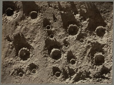 月のクレーター模型の写真 作： Unbekannter Künstler
