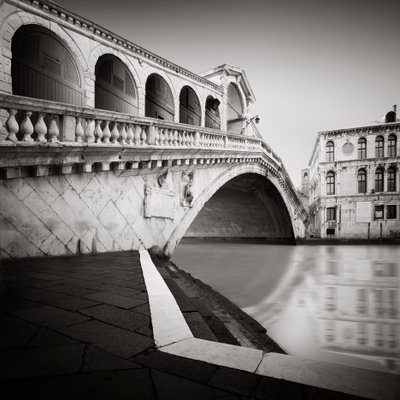 リアルト橋 - スタディ 3 ヴェネツィア、イタリア、2013 年 (白黒写真) 作： Leopold Blonder