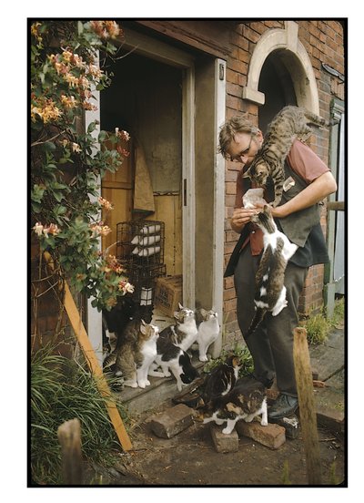 猫に囲まれた風変わりな英国人、ジョージ・シールの肖像 作： Unbekannter Künstler