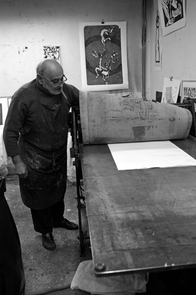 レバノンの画家・彫金師、ディクラン・ダデリアンの肖像。ドローの準備。2008年にパリで行われたPasnic engraving workshop。 作： Unbekannt