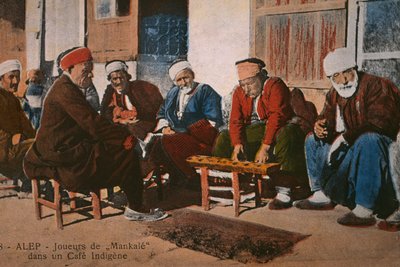 シリア・アレッポのカフェでマンカラを演奏する人々を描いた絵葉書、1920年頃（カラー写真付き 作： Unbekannt