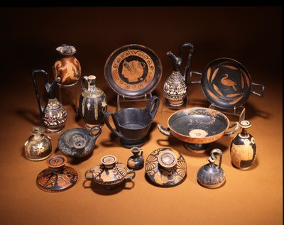 紀元前6世紀のエトルリアのブッチェロ陶器のカンタロスとグナシアの陶器の内臓を示す陶器群（中央）（写真） 作： Unbekannt
