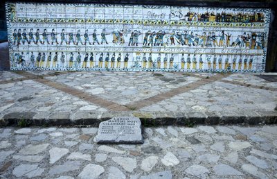 ジョゼ・オルテガの陶板画（イタリア、カンパニア州サレルノ、Parco Nazionale del Cilento e Vallo di Diano）。 作： Unbekannt