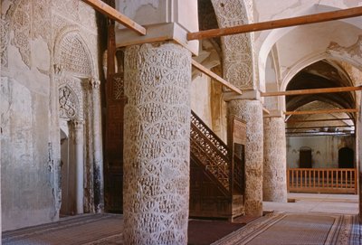 10世紀に建てられたと思われる柱とミフラーブ（祈りの壁）のある祈りのホール（写真 作： Unbekannt