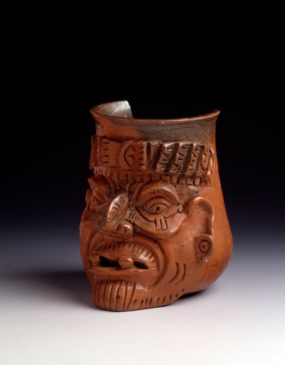植民地時代以前の芸術、マヤ文明、古典時代後：ディアデムとイヤリングを備えた老人の頭を描いた擬人化された粘土の花瓶。 、マヤ文明 作： Unbekannt