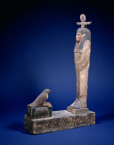 ホルスの鷹が描かれた石棺に向かい、箱型の台座の上に立つプタフ＝ソケル＝オシリス像、葬儀用オブジェ、エジプト、プトレマイオス朝時代、紀元前200年頃（多色刷り木製 作： Unbekannt