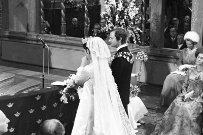 ストックホルムのストルキルカンでの結婚式でのシルビア女王とカール 16 世グスタフ国王 作： Unbekannter Künstler