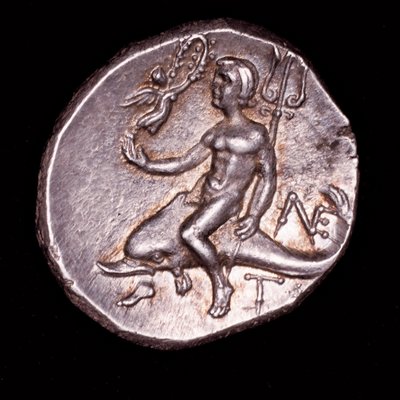 希少な古代ギリシャコイン、カラブリア、タレントゥム、三叉の矛を持つイルカに乗ったタラス、その上に花輪の冠をつけたニケ（写真） 作： Unbekannter Künstler