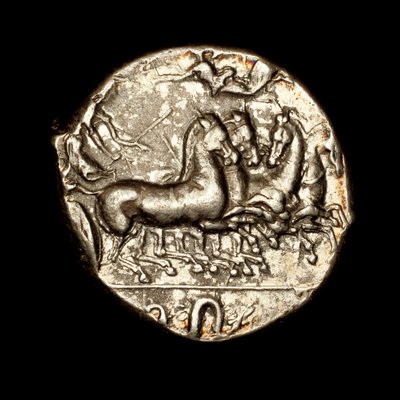 希少な古代ギリシアコイン、シラクサ、銀テトラドラクマ、ニケが月桂冠を戴く勝利の戦車兵（紀元前450年頃）（写真 作： Unbekannter Künstler