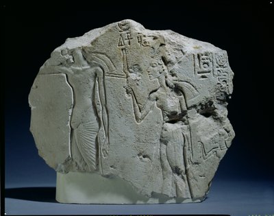 弓を持つヌビア人兵士のレリーフ、アマルナ（石灰岩 作： Unbekannt