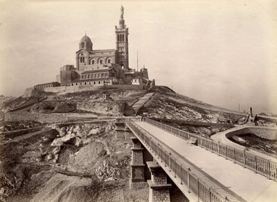 宗教建築：建築家アンリ・エスペランデュー（1829-1874）の計画に基づいて建設された、「良き母」とも呼ばれるノートルダム・ド・ラ・ガルド（1853-1864）のバシリカの外観。マルセイユ、ブーシュ・デュ・ローヌ（13）、セン 作： William M. Timlin