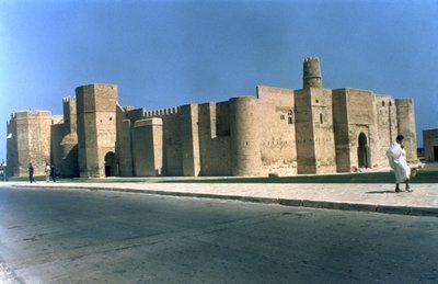 ハルン・アル・ラシッド（786〜809年）の時代に建てられたモナスティールのリバット（写真）。 作： Unbekannt