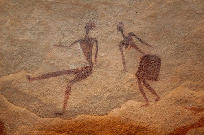 ロックアート、先史時代。エジプト、ウワイナット山塊に描かれた、装飾されたシェルターの中にいる2人の人物（カップル）の岩絵の詳細。(時代は紀元前8000年から3000年。)写真 作： Unbekannt