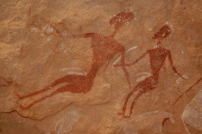 ロックアート、先史時代。エジプト、ウワイナット山塊に描かれた、装飾されたシェルターの中にいる2人の人物を描いた岩絵の詳細。(紀元前8000年から3000年の時代)写真 作： Unbekannt