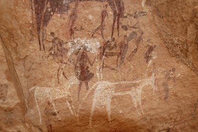 ロックアート、先史時代スーダン、ウワイナット山塊の装飾されたシェルターに描かれたキャラクターと牛の岩絵（Karkur-TalhまたはKarkur Talh）。紀元前8000年から3000年の時代。写真撮影 作： Unbekannt