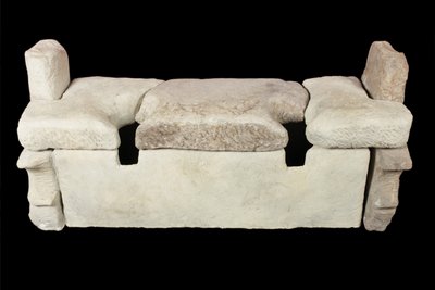 病院の建物で見つかったローマの便座 作： Unbekannt