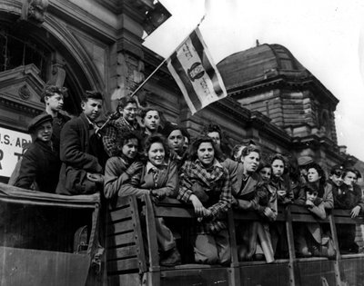 第二次(Second)世界大戦(1939-1945) - 第二次世界大戦(WWIIまたはWW2)。1946年開始のドイツ。死のキャンプから生き残った450人のユダヤ人の子供と青年が、パレスチナに行くためにマルセイユに輸送されることになったが、その一部。 作： Unbekannt