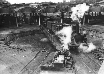 第二次世界大戦（1939-1945） - 第二次世界大戦（WWIIまたはWW2）。シェルブール（マンシュ）フランス 1944年7月。フランスの鉄道労働者に助けられた米軍のジニー兵が鉄道のロータンダを修復 作： Unbekannt