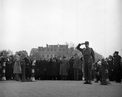 第二次世界大戦 (1939-1945) - World War II (WWII or WW2):パリ（フランス）1944年11月11日。1918年の休戦記念式典の際、墓に花輪を置いたばかりの英国首相ウィンストン・チャーチルとドゴール将軍が 作： Unbekannt