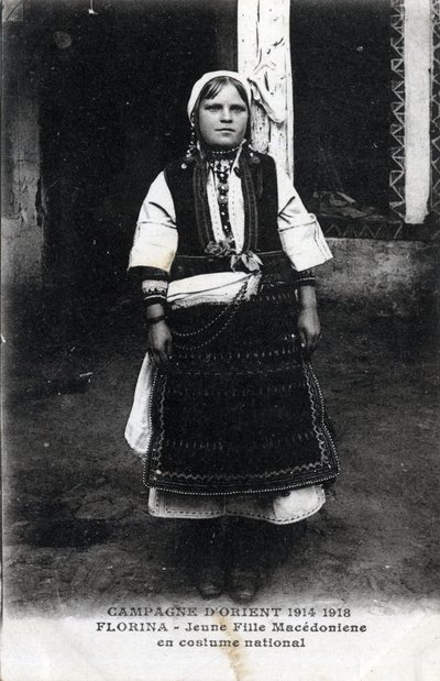 セルビア、フロリナ民族衣装を着たマケドニアの少女の肖像 - ポストカード 1914-1918年 作： William M. Timlin