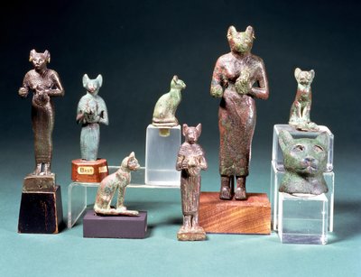 猫の女神バストの彫像数点と同女神を表す猫の彫像 エジプト、後期、前664～300年頃（ブロンズ 作： Unbekannt