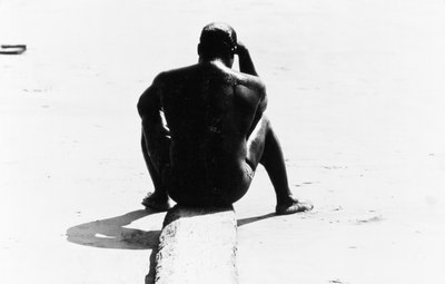 コニー・アイランドでシャツを脱いで座る男、無題32、1953-64年頃（モノクロ写真） 作： Unbekannter Künstler