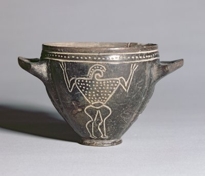 戦士の像を刻んだ「スカイフォス」カップ エトルリア時代、前650～625年頃（インパスト陶器、イエローオーカー 作： Unbekannt
