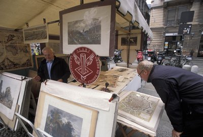 イタリア、ロンバルディア州、ミラノ、カルミネ広場、版画を売る屋台 作： Unbekannt