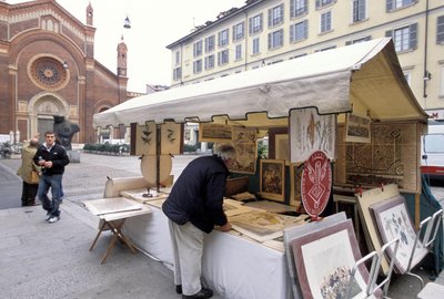 イタリア、ロンバルディア州、ミラノ、カルミネ広場、版画を売る露店 作： Unbekannt
