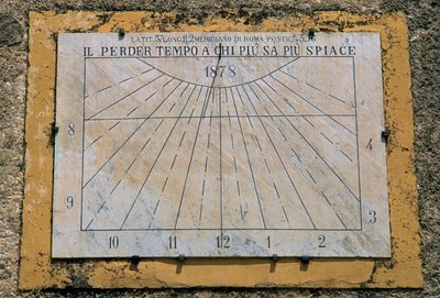 イタリア、シチリア島、パラッツォ・アドリアーノ、マリア・サンティッシマ・アスンタ教会の側壁にある日時計 作： Benjamin Baud