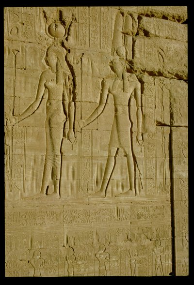 ハトホルとホルスを描いた沈んだレリーフ（写真 作： Unbekannt