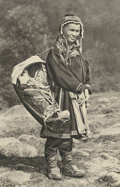 スウェーデン。トナカイの皮でできた揺りかごに赤ちゃんを抱くラップ族の女性。1920 作： Unbekannt