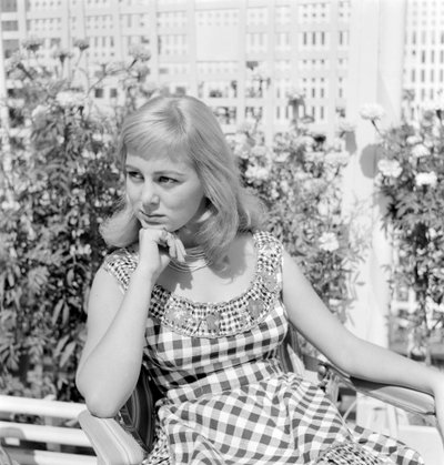 女優アレッサンドラ・パナーロ、ヴェニスのリドで - 1957年 作： Unbekannt