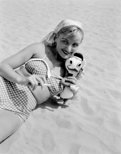 女優エレナ・ジュスティ、ベニスのリドビーチにて - 1951年 作： Unbekannt