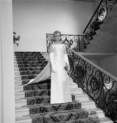 1962年、女優のイングリッド・チューリンが、マウロ・ボロニーニ監督の映画「アゴスティーノ」の撮影現場（ヴェニス）に登場。 作： Unbekannt