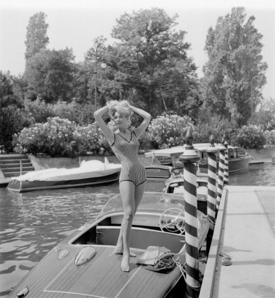 女優ナディーヌ・ドゥーカ、ベニスのリドにて - 1960年 作： Unbekannt