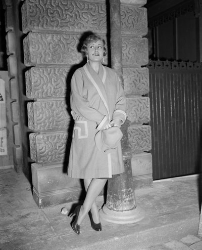 女優スージー・デレア、パリにて - 1949年 作： Unbekannt