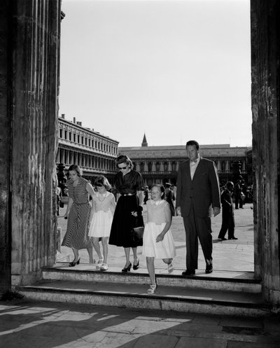 実業家ヘンリー・フォード2世とその家族、ヴェネツィアのサン・マルコ広場にて - 1951年 作： Unbekannt