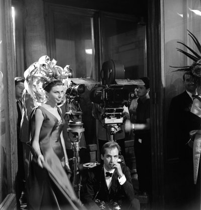 マウロ・ボログニーニ監督の映画「I TRE VOLTI」の撮影現場でのプリンセスと女優のソラヤ・エスファンディアーリ（エスファンディアーリ）・バクティアリ（BAKHTIARI） - 1964年 作： Unbekannt