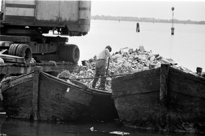 THE SACCA SAN BIAGIO IN GIUDECCA (VENICE): ヴェネツィアの埋立地が集積されているラグーンの島、住民。1965 作： Unbekannt