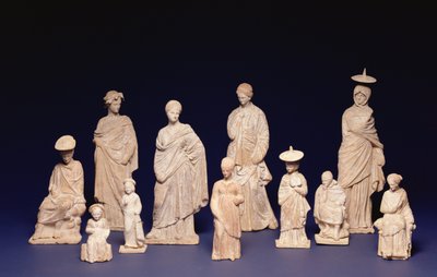 タナグラ群。小アジア、アッティカ、紀元前4世紀の立像と座像（テラコッタ 作： Unbekannt