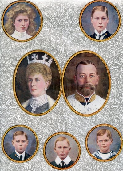 1910年の英国王室。左上から、メアリー王女、ロイヤルプリンセス、ハーウッド伯爵夫人、1897年1965年。プリンス・オブ・ウェールズ、後のエドワード8世 作： Unbekannter Künstler