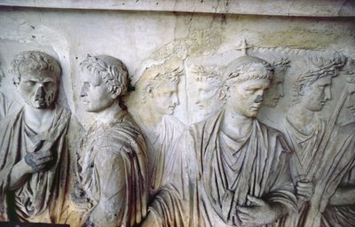 後方ファサード、ローマ市民の一団を描いたアンティークのレリーフ装飾（アウグストゥスの「アラ・パシス」の一部）の詳細（石材 作： Unbekannt